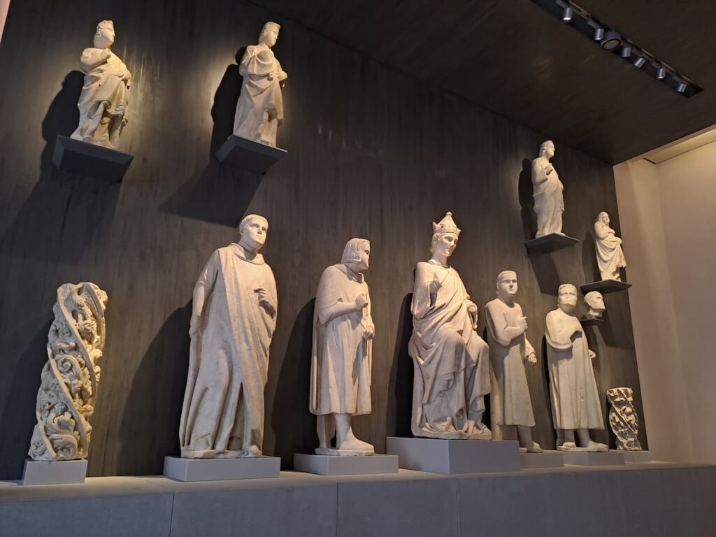 Statuen des Opernmuseums